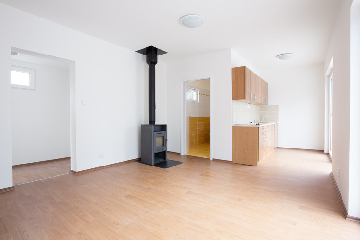Malá dřevostavba Easy Homes v rozměru 12x4m již poskytuje příjemný prostor pro trávení Vašeho času.